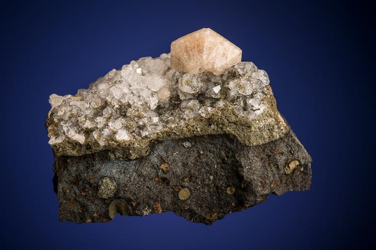 GMELINITE on ANALCIME
